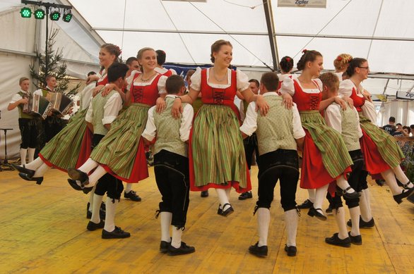 Die Landjugend Volkstanzgruppe Alberndorf tanzt auf.